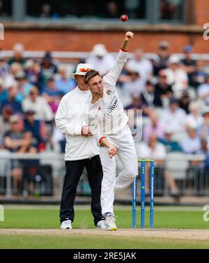 25 juillet 2023 ; Old Trafford, Manchester, Angleterre : Division 1 County Championship Cricket, Lancashire versus Northamptonshire Day 1 ; Jack Morley du Lancashire bowling Banque D'Images