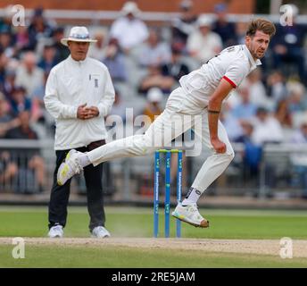 25 juillet 2023 ; Old Trafford, Manchester, Angleterre : Division 1 County Championship Cricket, Lancashire versus Northamptonshire Day 1 ; Tom Bailey du Lancashire bowling Banque D'Images