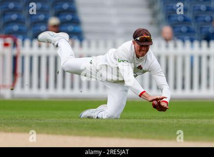 25 juillet 2023 ; Old Trafford, Manchester, Angleterre : Division 1 County Championship Cricket, Lancashire versus Northamptonshire Day 1 ; Keaton Jennings du Lancashire au premier glissement des plongées pour arrêter le ballon Banque D'Images