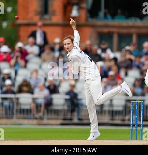 25 juillet 2023 ; Old Trafford, Manchester, Angleterre : Division 1 County Championship Cricket, Lancashire versus Northamptonshire Day 1 ; Tom Hartley du Lancashire bowling Banque D'Images