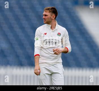 25 juillet 2023 ; Old Trafford, Manchester, Angleterre : Division 1 County Championship Cricket, Lancashire contre Northamptonshire Day 1 ; Jack Morley du Lancashire Banque D'Images