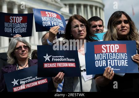 Washington, États-Unis. 25 juillet 2023. Les partisans du groupe conservateur Freedom Works écoutent une conférence de presse avec des membres du House Freedom Caucus sur le processus d'appropriation, aux États-Unis Capitol, à Washington, DC, le mardi 25 juillet, 2023. (Graeme Sloan/Sipa USA) crédit : SIPA USA/Alamy Live News Banque D'Images