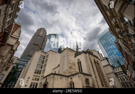 Londres, Royaume-Uni : l'église hollandaise située sur Austin Friars dans la ville de Londres. Regardant l'église avec des gratte-ciel derrière. Banque D'Images