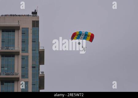 Kolkata, Inde. 25 juillet 2023. Kamal Singh Oberh, capitaine de groupe à la retraite, effectue un saut de BASE depuis le bâtiment emblématique « The 42 » lors de la cérémonie des trois trophées de la coupe Durand. Le tournoi de football Durand Cup est l'un des plus anciens tournois de football en Inde joué depuis 132 ans, joué à Kolkata, Guwahati et Kokrajhar sous le parrainage de l'armée indienne. Crédit : SOPA Images Limited/Alamy Live News Banque D'Images