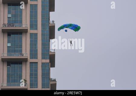 Kolkata, Inde. 25 juillet 2023. Le lieutenant-colonel Satyendra Verma (RETD) effectue un saut de BASE depuis l'emblématique bâtiment de grande hauteur « The 42 » lors de la cérémonie de trois trophées de la coupe Durand. Le tournoi de football Durand Cup est l'un des plus anciens tournois de football en Inde joué depuis 132 ans, joué à Kolkata, Guwahati et Kokrajhar sous le parrainage de l'armée indienne. Crédit : SOPA Images Limited/Alamy Live News Banque D'Images