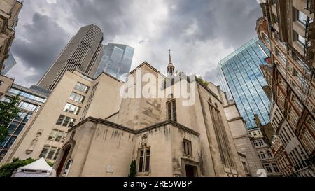 Londres, Royaume-Uni : l'église hollandaise située sur Austin Friars dans la ville de Londres. Regardant l'église avec des gratte-ciel derrière. Banque D'Images