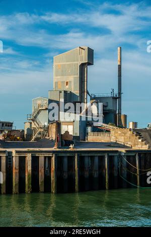 Brett Aggregates,Whitstable Harbour,Brett Aggregates est le plus grand producteur indépendant de sable et de gravier au Royaume-Uni,Whitstable,Kent Banque D'Images