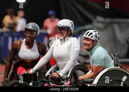 Sammi KINGHORN 1e (Grande-Bretagne), Léa BAYEKULA 2e (Belgique), et Hannah COCKROFT 3e (Grande-Bretagne) après avoir participé à la finale du 800m en fauteuil roulant féminin au 2023, IAAF Diamond League, Queen Elizabeth Olympic Park, Stratford, Londres, Royaume-Uni. Banque D'Images