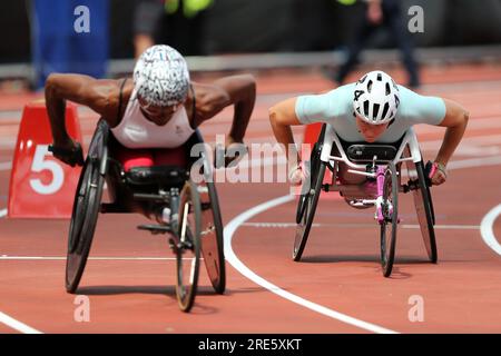 Sammi KINGHORN (Grande-Bretagne), Léa BAYEKULA (Belgique) en compétition dans la finale du 800m en fauteuil roulant féminin au 2023, IAAF Diamond League, Queen Elizabeth Olympic Park, Stratford, Londres, Royaume-Uni. Banque D'Images