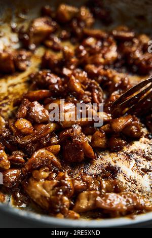 Tocino de poulet. Poulet dans un glaçage sucré au wok. Cuisses de poulet caramélisées en sauce douce Banque D'Images