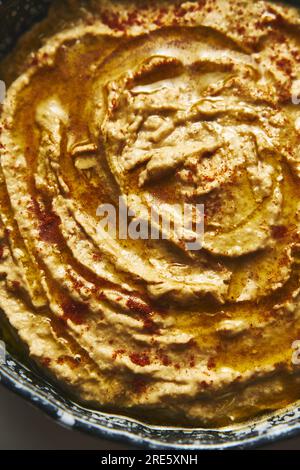 Houmous d'aubergine. Le houmous classique fait cuire au four sur des aubergines grillées et de l'ail. Pois chiches et tahini transformés avec aubergines, ail rôti et Banque D'Images