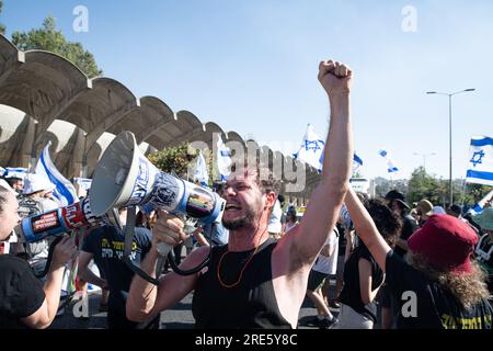 Israël. 24 juillet 2023. Un manifestant anti-réforme chante et lève le poing en l'air lors d'une manifestation contre la réforme de l'autoroute Begin à Jérusalem après l'adoption par le gouvernement d'une loi clé dans la réforme. Jérusalem, Israël. 24 juillet 2023. (Matan Golan/Sipa USA). Crédit : SIPA USA/Alamy Live News Banque D'Images