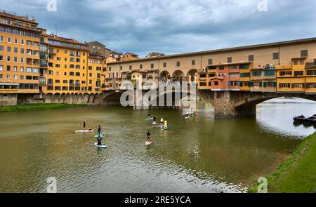 Vue sur le Ponte Vecchio depuis la promenade de la ville, Florence Banque D'Images