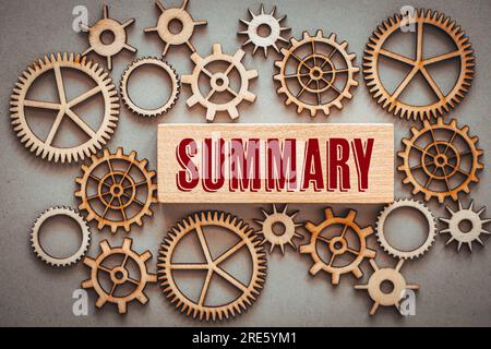 résumé écrit en lettres rouges sur un bloc de bois, beaucoup d'horloges précises autour, Business concept Banque D'Images