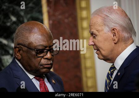 Le président américain Joe Biden s'entretient avec le chef démocrate adjoint américain James Clyburn (démocrate de Caroline du Sud) Après avoir signé une proclamation pour établir le monument national Emmett Till et Mamie Till-Mobley lors d'un événement dans la salle des traités indiens du bâtiment exécutif Eisenhower à côté de la Maison Blanche le 25 juillet 2023 à Washington, DC Emmett Till était un garçon afro-américain de 14 ans qui a été enlevé, torturé et lynché en 1955 par une foule blanche après avoir été accusé d'avoir offensé Carolyn Bryant, une femme blanche, dans le Mississippi. (Photo de Samuel Corum/Sipa USA)CRE Banque D'Images