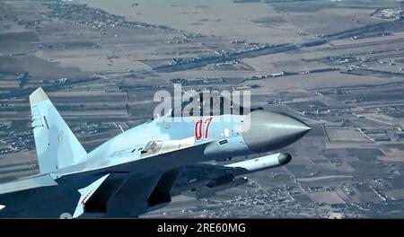 Non divulgué, Syrie. 23 juillet 2023. Non divulgué, Syrie. 23 juillet 2023. Un avion de chasse Sukhoi su-35 Flanker-E de l'armée de l'air de la Fédération de Russie vole dangereusement près d'un avion américain MQ-9 Reaper, 23 juillet 2023 en Syrie. L'avion a plus tard tiré des fusées éclairantes qui ont heurté le MQ-9, endommageant gravement l'hélice. Crédit : USAF/US Air Force photo/Alamy Live News Banque D'Images