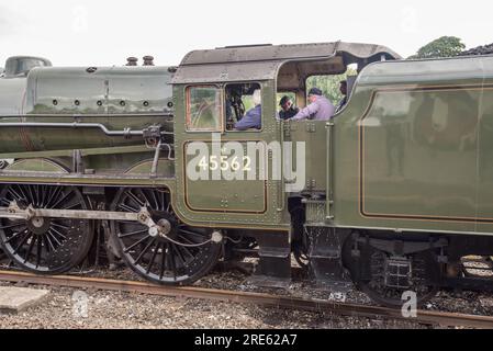 La Sierra Leone aka Galatea (plus les numéros non concordants) a conservé la machine à vapeur britannique en attendant l'arrivée de ses autocars le 25 juillet 2023 Banque D'Images