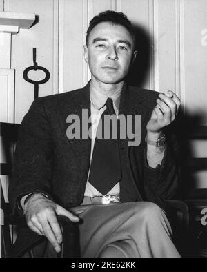 Oak Ridge, États-Unis. 14 février 1946. Dr. J. Robert Oppenheimer, physicien atomique et chef du projet Manhattan à l'Alexander Inn Guest Lodge, le 14 février 1946 à Oak Ridge, Tennessee. Oppenheimer est connu comme le « père de la bombe atomique », pour son rôle de chef de file de la recherche du Manhattan Project. Crédit : Ed Wescott/US Engery Department/Alamy Live News Banque D'Images