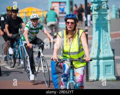 Groupe de cyclistes à vélo dans une piste cyclable sur la promenade du front de mer à Brighton, Brighton & Hove, East Sussex, Angleterre, Royaume-Uni. Banque D'Images