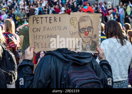 Homme tenant signe en carton fait à la main à Nollatoleranssi! Manifestation contre les ministres d'extrême droite dans le gouvernement de coalition de droite du Premier ministre Petteri Orpo. Banque D'Images