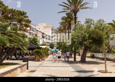 Promenade au bord de l'eau à Puerto Pollensa, Majorque (Majorque), Îles Baléares, Espagne, Europe Banque D'Images