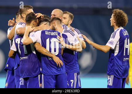 Zagreb, Croatie. 25 juillet 2023. Les joueurs du GNK Dinamo Zagreb célèbrent lors du match de première étape du deuxième tour de qualification de l'UEFA Champions League entre le GNK Dinamo Zagreb et Astana au Maksimir Stadium le 25 juillet 2023 à Zagreb, Croatie. Photo : Marko Prpic/Pixsell crédit : Pixsell/Alamy Live News Banque D'Images