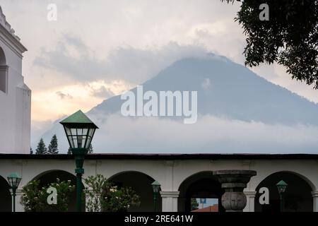 Volcan Agua actif vu au-dessus du bâtiment à Antigua, Guatemala Banque D'Images