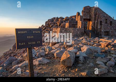 Un panneau à la fin de la route Mount Evans dans le Colorado. Banque D'Images