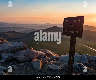 Un panneau à la fin de la route Mount Evans dans le Colorado. Banque D'Images