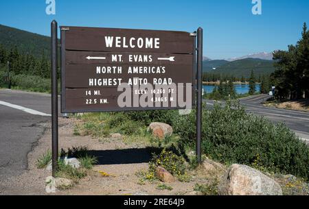 Un panneau à l'extrémité inférieure de Mount Evans Road dans le Colorado. Banque D'Images