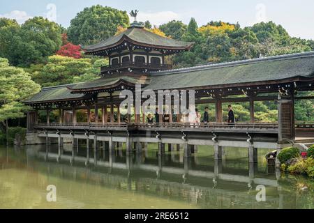 Une fête de mariage sur un pont au-dessus d'un étang à Heian Jingu, un sanctuaire shinto à Kyoto, Japon. Banque D'Images