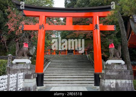 Une porte torii à Fushimi Inari-taisha, un sanctuaire shinto à Kyoto, Japon. Banque D'Images