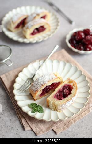 Easy Cherry Strudel sur une planche à découper blanche. Délicieux dessert maison. Banque D'Images