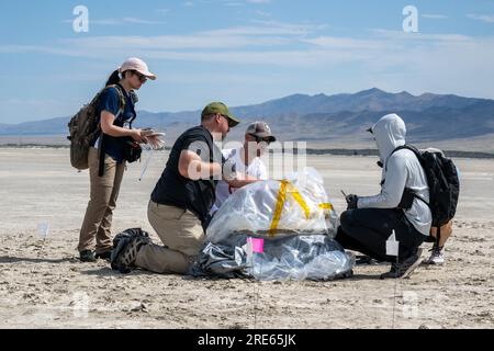 Dugway (États-Unis d ' Amérique). 18 juillet 2023. Des équipes de récupération de la NASA participent à une récupération simulée de la capsule de retour d'échantillons de la mission OSIRIS-Rex au champ d'essais et d'entraînement du Département de la Défense de l'Utah, le 18 juillet 2023. L'échantillon réel a été prélevé sur l'astéroïde Bennu par la sonde OSIRIS-Rex et sera renvoyé sur Terre le 24 septembre 2023, atterrissant sous parachute. Crédit : Keegan Barber/NASA/Alamy Live News Banque D'Images