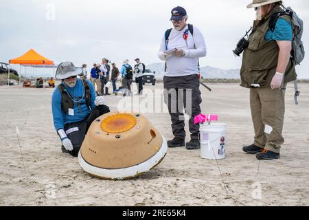 Dugway (États-Unis d ' Amérique). 18 juillet 2023. Une capsule d'entraînement repose sur le désert alors que les équipes de récupération de la NASA participent à une récupération simulée de la capsule de retour d'échantillons de la mission OSIRIS-Rex au champ d'essais et d'entraînement du Département de la Défense de l'Utah, le 18 juillet 2023. L'échantillon réel a été prélevé sur l'astéroïde Bennu par la sonde OSIRIS-Rex et sera renvoyé sur Terre le 24 septembre 2023, atterrissant sous parachute. Crédit : Keegan Barber/NASA/Alamy Live News Banque D'Images