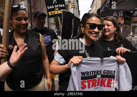 New York, New York, États-Unis. 24 juillet 2023. AOC a rejoint les acteurs et scénaristes actuellement en grève devant les bureaux de Warner Bros à New York. (Image de crédit : © Laura Brett/ZUMA Press Wire) USAGE ÉDITORIAL SEULEMENT! Non destiné à UN USAGE commercial ! Banque D'Images