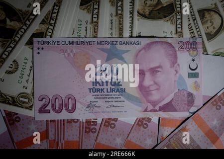 Dans cette illustration photo montre une collection de deux cents livres turques, dollars et billets en euros. Lors des élections qui ont eu lieu le 28 mai en Turquie et qui ont abouti à l'élection de Recep Tayyip Erdo?an, candidat conjoint du Parti de la justice et du développement (AK), du Parti du mouvement nationaliste (MHP), du Parti de la grande unité (BBP) et du Parti de la rerichesse (YRP), est devenu le 13e président, Le Dollar s'est apprécié de 34% face à la livre turque, tandis que l'Euro s'est apprécié de 41%. Banque D'Images