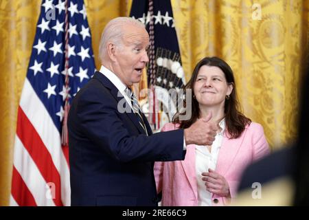 Washington, États-Unis. 25 juillet 2023. ÉTATS-UNIS Le président Joe Biden fait un geste à côté de Richele Keas de l'Alliance nationale sur la maladie mentale avant de prononcer un discours sur l'élargissement de l'accès aux soins de santé mentale dans la salle est à la Maison Blanche à Washington le 25 juillet 2023. Photo de Yuri Gripas/ABACAPRESS.COM crédit : Abaca Press/Alamy Live News Banque D'Images