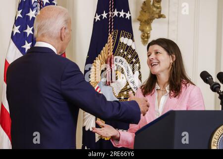 Washington, États-Unis. 12 juillet 2023. Le président Joe Biden embrasse Richele Keas, coordonnateur des médias pour l'Alliance nationale sur la maladie mentale, lors d'un événement pour annoncer de nouvelles initiatives pour élargir l'accès aux soins de santé mentale pour les Américains dans la salle est de la Maison Blanche le 25 juillet 2023 à Washington, DC. Photo de Samuel Corum/UPI crédit : UPI/Alamy Live News Banque D'Images