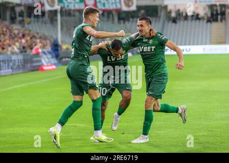 Kielce, Pologne. 24 juillet 2023. Martin Konczykowski de Slask Wroclaw (droite) célèbre après avoir marqué un but lors du match de football polonais PKO Ekstraklasa League 2023/2024 entre Korona Kielce et Slask Wroclaw au stade Kielce Suzuki Arena. Score final ; Korona Kielce 1:1 Slask Wroclaw. Crédit : SOPA Images Limited/Alamy Live News Banque D'Images