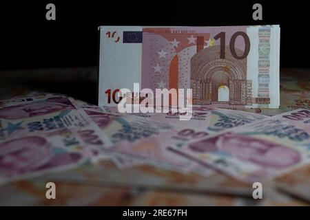 24 juillet 2023, Turquie : dans cette illustration photo, dix billets de banque en euros sont exposés derrière les lires turques. Lors des élections qui ont eu lieu le 28 mai en Turquie et qui ont abouti à l'élection de Recep Tayyip Erdo?an, candidat conjoint du Parti de la justice et du développement (AK), du Parti du mouvement nationaliste (MHP), du Parti de la grande unité (BBP) et du Parti de la rerichesse (YRP), est devenu le 13e président, Le Dollar s'est apprécié de 34% face à la livre turque, tandis que l'Euro s'est apprécié de 41% (crédit image : © Tunahan Turhan/SOPA Images via ZUMA Press Wire) USAGE ÉDITORIAL SEULEMENT! Non Banque D'Images