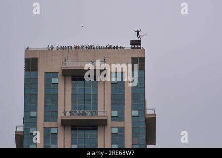 Kolkata, Inde. 25 juillet 2023. Le lieutenant-colonel Satyendra Verma (RETD) effectue un saut de BASE depuis l'emblématique bâtiment de grande hauteur « The 42 » lors de la cérémonie de trois trophées de la coupe Durand. Le tournoi de football Durand Cup est l'un des plus anciens tournois de football en Inde joué depuis 132 ans, joué à Kolkata, Guwahati et Kokrajhar sous le parrainage de l'armée indienne. (Photo Dipayan Bose/SOPA Images/Sipa USA) crédit : SIPA USA/Alamy Live News Banque D'Images
