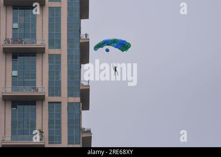 Kolkata, Inde. 25 juillet 2023. Le lieutenant-colonel Satyendra Verma (RETD) effectue un saut de BASE depuis l'emblématique bâtiment de grande hauteur « The 42 » lors de la cérémonie de trois trophées de la coupe Durand. Le tournoi de football Durand Cup est l'un des plus anciens tournois de football en Inde joué depuis 132 ans, joué à Kolkata, Guwahati et Kokrajhar sous le parrainage de l'armée indienne. (Photo Dipayan Bose/SOPA Images/Sipa USA) crédit : SIPA USA/Alamy Live News Banque D'Images