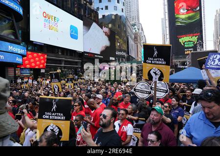 New York, NY, États-Unis. 25 juillet 2023. Les grévistes lors d'une apparition publique pour SAG-AFTRA Strike accueille Star-Studded 'Rock the City' Times Square Rally, Times Square, New York, NY le 25 juillet 2023. Crédit : Kristin Callahan/Everett Collection/Alamy Live News Banque D'Images