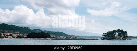 Vue panoramique de l'île de Rab et petite île rocheuse sur la plage de Rajska, Croatie. Banque D'Images