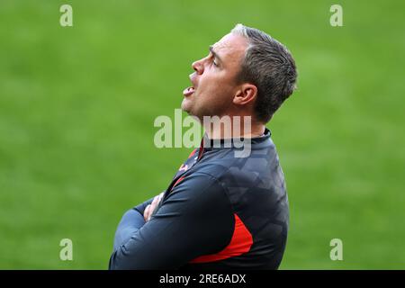 Swansea, Royaume-Uni. 25 juillet 2023. Michael Duff, l'entraîneur-chef de Swansea City dans le pirogue. Match amical de pré-saison, Swansea City contre Bristol Rovers au Swansea.com Stadium à Swansea, pays de Galles, le mardi 25 juillet 2023. Cette image ne peut être utilisée qu'à des fins éditoriales. Usage éditorial uniquement, photo par Andrew Orchard/Andrew Orchard photographie sportive/Alamy Live News crédit : Andrew Orchard photographie sportive/Alamy Live News Banque D'Images