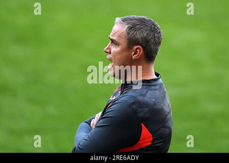 Swansea, Royaume-Uni. 25 juillet 2023. Michael Duff, l'entraîneur-chef de Swansea City dans le pirogue. Match amical de pré-saison, Swansea City contre Bristol Rovers au Swansea.com Stadium à Swansea, pays de Galles, le mardi 25 juillet 2023. Cette image ne peut être utilisée qu'à des fins éditoriales. Usage éditorial uniquement, photo par Andrew Orchard/Andrew Orchard photographie sportive/Alamy Live News crédit : Andrew Orchard photographie sportive/Alamy Live News Banque D'Images