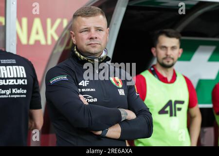 Kielce, Pologne. 24 juillet 2023. L'entraîneur Kamil Kuzera de Korona Kielce vu lors du match de football polonais PKO Ekstraklasa League 2023/2024 entre Korona Kielce et Slask Wroclaw au stade Kielce Suzuki Arena. Score final ; Korona Kielce 1:1 Slask Wroclaw. (Photo Grzegorz Wajda/SOPA Images/Sipa USA) crédit : SIPA USA/Alamy Live News Banque D'Images