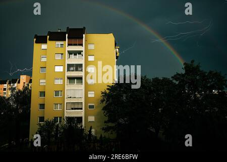 Une tempête sur la ville de Kranj. Des tempêtes violentes avec des vents forts, de la grêle et des pluies torrentielles balayent le nord de l'Italie et de la Slovénie depuis des semaines, causant de nombreux dégâts dus à la grêle, aux vents ouragans, aux tornades et aux crues soudaines. Plusieurs personnes ont perdu la vie en Italie, en Slovénie et en Croatie. Banque D'Images