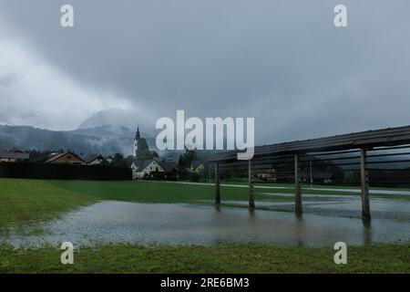 Un champ inondé est observé pendant un orage près de Cerklje na Gorenjskem. Des tempêtes violentes avec des vents forts, de la grêle et des pluies torrentielles balayent le nord de l'Italie et de la Slovénie depuis des semaines, causant de nombreux dégâts dus à la grêle, aux vents ouragans, aux tornades et aux crues soudaines. Plusieurs personnes ont perdu la vie en Italie, en Slovénie et en Croatie. Banque D'Images